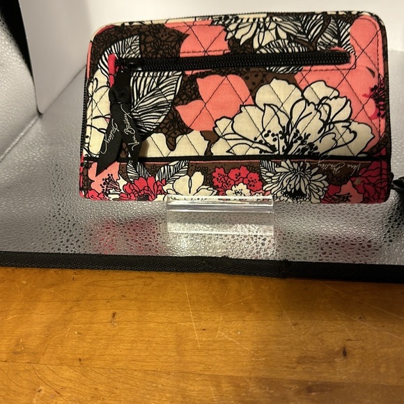New without tags absolutely gorgeous Vera Bradley billfold. Beautiful Buy. - Picture 2 of 6